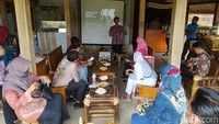 Desa Ngargoretno juga biasa menerima kedatangan tamu dari daerah lain yang ingin melakukan studi banding mengenai pengelolaan desa wisata di Desa Ngargoretno. Bagaimana, wisata desa dengan kearifan lokal.