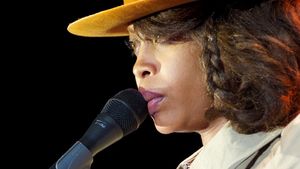 Hasil Tes Aneh Erykah Badu, Hidung Kiri Positif COVID-19, Kanan Negatif