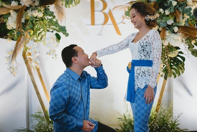 Pada September, Banyu Biru dan Anastasia telah melangsungkan pertunangan. Inilah momen manis pertunangan keduanya. Foto: dok. Instagram
