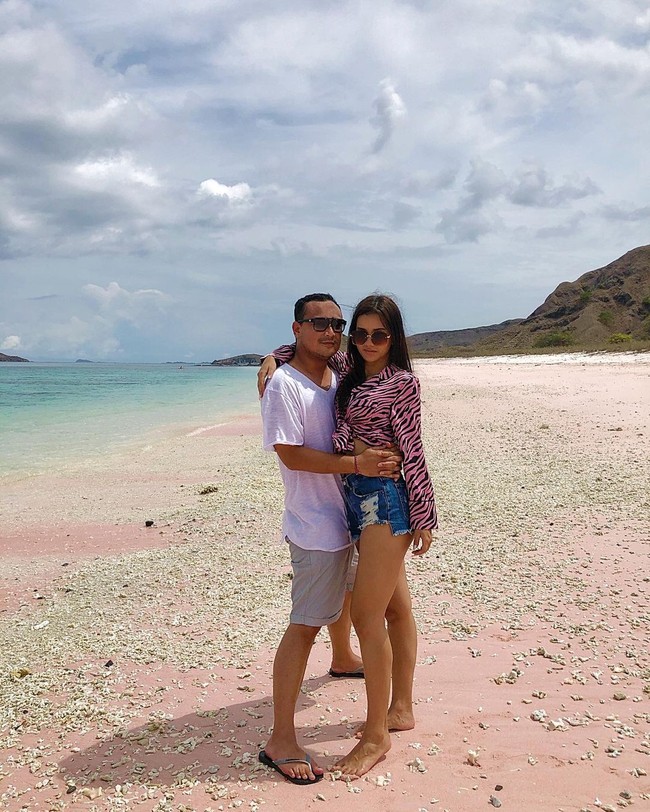 Tapi tampaknya usia tidak menjadi penghalang jika sudah sama-sama cocok dan yakin. Anastasia memiliki paras yang cantik, tak heran dapat memikat Banyu Biru.  Foto: dok. Instagram