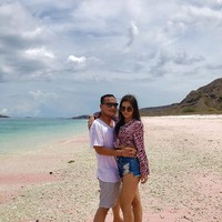 Tapi tampaknya usia tidak menjadi penghalang jika sudah sama-sama cocok dan yakin. Anastasia memiliki paras yang cantik, tak heran dapat memikat Banyu Biru.  Foto: dok. Instagram