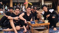Selain itu juga foto-foto kebersamaan mereka berdua telah dihapus di Instagram. Kini, unggahan di Instagramnya hanya menyisakan momen-momen dirinya bersama dengan sahabat dan keluarga. Foto: Instagram @athallanaufal7
