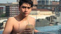 Momen kuliner Athalla Naufal juga terbilang mewah. Adik dari Verrell Bramasta tersebut sering mengunggah momen kala berenang di infinity pool sambil menikmati minuman. Foto: Instagram @athallanaufal7