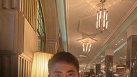 Nah, ini bukti lain kalau Athalla Naufal sering makan malam romantis bareng sang Ibu. Tangan yang digenggam oleh Athalla ini adalah tangan sang ibu. Foto: Instagram @athallanaufal7