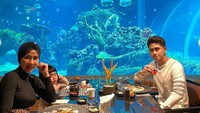 Momen makan malam romantis Athalla Naufal dan Venna Melinda di restoran berhiaskan aquarium raksasa. Tak hanya berdua, Athalla juga mengajak sang adik.  Foto: Instagram @athallanaufal7