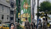 Selain Jakarta, pencopotan baliho dan spanduk Habib Rizieq juga dilakukan di Cianjur. Belasan baliho dan spanduk Habib Rizieq Syihab di Kabupaten Cianjur dicopot dan ditertibkan Satpol PP karena melanggar peraturan daerah (perda) lantaran dipasang di tempat yang tidak diperbolehkan. Dok.Satpol PP Cianjur