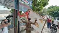 Penertiban serupa juga terjadi di Kota Semarang, Jawa Tengah. Baliho Habib Rizieq diturunkan petugas Satpol PP Kota Semarang. Baliho tersebut diturunkan dianggap menyalahi peraturan daerah karena tidak berizin. Angling Adhitya Purbaya/Dok. Detikcom.