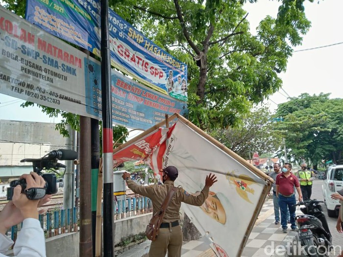 Baliho Habib Rizieq di Kota Semarang dicopot, Sabtu (21/11/2020).