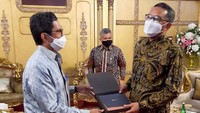 Bantuan CSR tersebut diserahkan langsung oleh Direktur Utama BTN Pahala Nugraha Mansury kepada Gubernur Sulawesi Selatan Nurdin Abdullah saat berkunjung ke kantor gubernur Sulawesi Selatan bersama Direksi BTN lainnya di Makassar. Foto: dok. Pemprov Sulsel