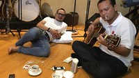 Nah kalau foto yang satu ini menunjukkan serunya Banyu Biru main gitar sambil ngopi bareng Hanif Dhakiri. Suasana yang santai membuat keduanya terlihat seperti teman dekat. Foto: instagram @banyubiru
