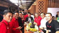  Bersama Djarot Saiful Hidayat dan Bupati Banyuwangi Azwar Anas, ini momen seru makan usai blusukan. Mereka habis blusukan ke pasar tradisional.  Foto: instagram @banyubiru