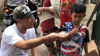 Membagikan makanan ringan pada anak-anak yang terkena dampak banjir juga jadi agenda rutin Banyu Biru. Ia terkenal dengan sifat sosialnya yang tinggi. Foto: instagram @banyubiru