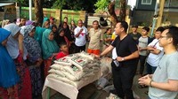 Aksinya bagi-bagi beras sering ditunjukkan lewat instagram pribadinya @banyuuubiru. Demikian juga saat ia berkunjung ke kawasan Kalibata yang terkena dampak banjir. Foto: instagram @banyubiru