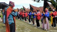 Tak hanya mendapatkan kisah sejarah, wisatawan juga diajak menari tor-tor oleh pemandu wisata.