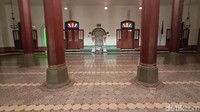 Pantauan detikcom, lantai masjid kini tidak terpasang karpet. Sebelumnya selama ini di lantai masjid terpasang karpet. Setelah karpet digulung karena pandemi virus Corona, keindahan lantai Masjid Al-Asha Menara Kudus semakin terlihat.