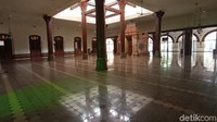 Lantai dengan ornamen lantai teraso berwarna hijau membuat masjid peninggalan Sunan Kudus itu menambah kesan sejuk dan damai. Belum lagi terdapat tiang saka yang berwarna cokelat terbuat dari kayu dan bangunan gapura di dalam masjid. Hal tersebut menambah suasana khusuk di masjid yang dibangun Sunan Kudus pada abad ke 15 M.