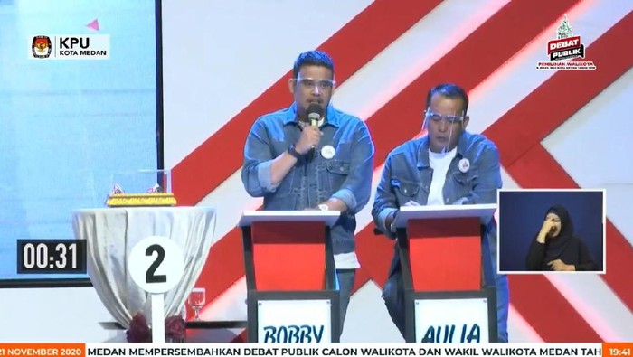 Bobby Nasution-Aulia Rachman saat debat Pilkada Medan (dok. Facebook KPU Medan)