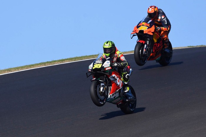 PORTIMAO, PORTUGAL - NOVEMBER 20: Cal Crutchlow of Great Britain and LCR Honda (in front) and Pol Espargaro of Spain and Red Bull KTM Factory Racing lift the front wheel during the free practice for the MotoGP of Portugal at Algarve Motor Park on November 20, 2020 in Portimao, Portugal. (Photo by Mirco Lazzari gp/Getty Images)