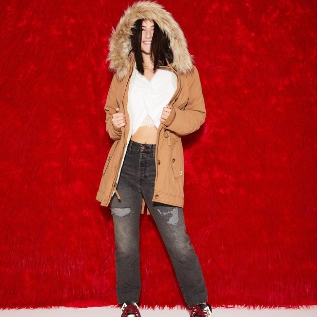 Kesuksesan Charli di TikTok membawanya menjadi kaya raya. Oleh Forbes, dia dinobatkan sebagai bintang media sosial dengan pendapatan tertinggi kedua. Sebelum kehilangan followersnya, Charli memiliki followers TikTok mencapai 98 juta. Foto: dok. Instagram