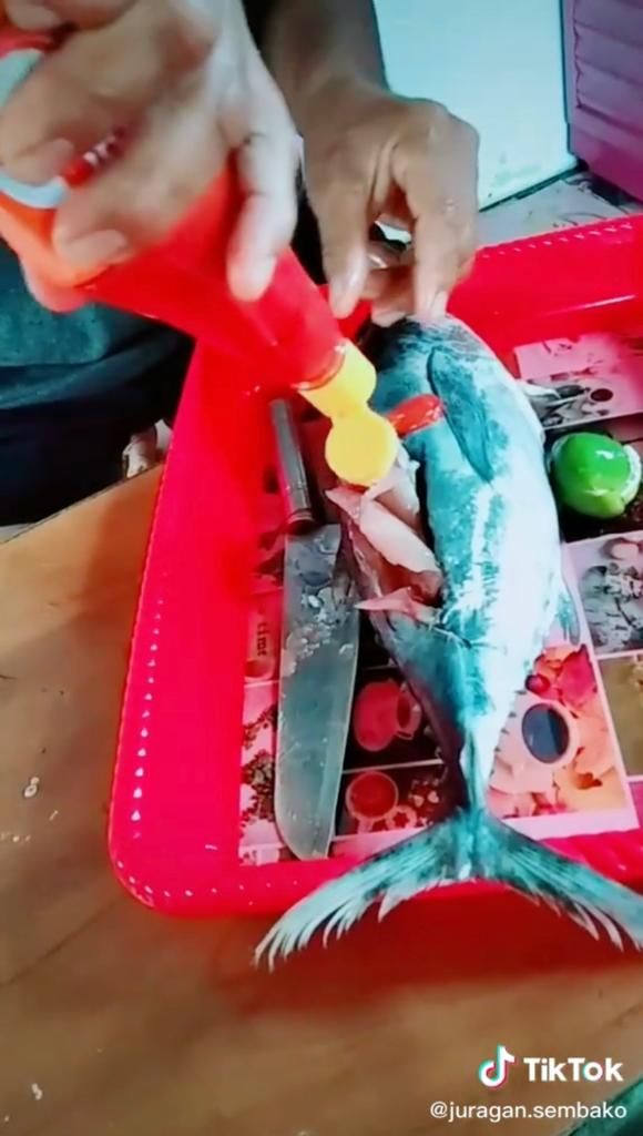 Demi Konten, Bapak-bapak Ini Rela Makan Ikan dan Udang Mentah