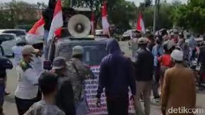 Demonstran Penolak Habib Rizieq dan FPI Nyaris Bentrok di Karawang
