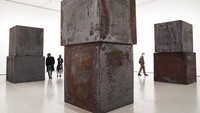 Saat itu, MoMa bertujuan khusus untuk menampung karya-karya seni modern terutama memamerkan modernisme Eropa. Staff pertama yang direkrut adalah fotografer Jepang-Amerika Soichi Sunami (pada waktu itu terkenal karena potret pelopor tari modern Martha Graham), yang melayani museum sebagai fotografer dokumenter resmi dari 1930 hingga 1968.