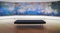 Sepertinya yang paling membuat orang penasaran ialah lukisan Vincent van Gogh yang bertajuk The Starry Night (1889). Bisa sampai puluhan orang yang ingin melihat lukisan langka tersebut.