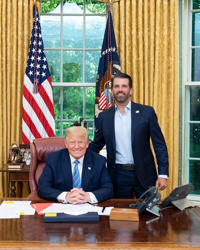 Putra Sulung sang presiden AS, Donald Trump Jr. dikonfirmasi terinfeksi virus Corona. Tak kalah nyeleneh dari sang ayah, Donald Trump Jr. atau yang akrab disapa Don itu juga remehkan COVID-19.  Foto: dok. Instagram