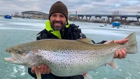 Jalan-jalan ke Milwaukee, Don juga memancing lho! Kali ini ia mendapat ikan trout berukuran jumbo. Foto: Instagram donaldtrumpjr