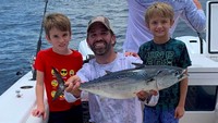 Sosok pebisnis handal ini punya hobi mancing. Ia mengajak dua putranya untuk memancing ikan di lautan Florida. Foto: Instagram donaldtrumpjr