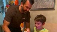 Ayah 5 anak ini sedang merayakan ulang tahun anaknya, Spencer. Ada pelengkap kue cantik berwarna hijau dan putih. Foto: Instagram donaldtrumpjr