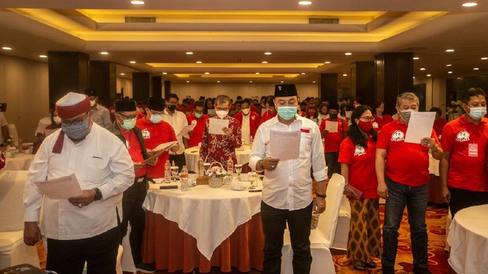 Pencinta atau pengagum Soekarno yang dikenal dengan Barisan Soekarnois deklarasi mendukung paslon Eri Cahyadi-Armuji. Mereka akan memberikan suara untuk paslon nomor urut 1 pada Pilwali Surabaya.