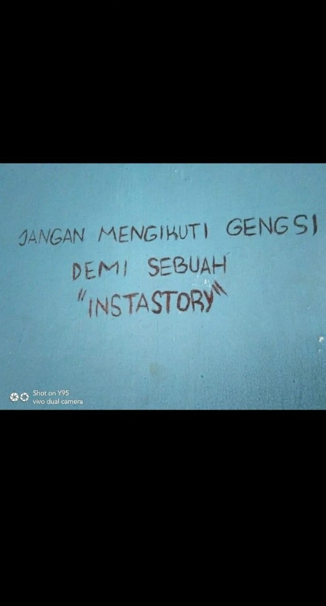 Terus harusnya demi apa dong? Demi WhatsApp story ya? Foto: Twitter/@txtdrstoryWA