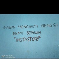 Terus harusnya demi apa dong? Demi WhatsApp story ya? Foto: Twitter/@txtdrstoryWA