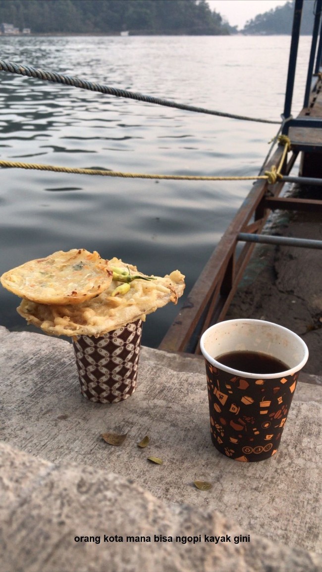 Ya, gimana ya.. Ada yang mau ikutan ngopi kayak gini juga? Foto: Twitter/@txtdrstoryWA