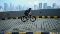Banyak pesepeda yang menjajal tanjakan 13 ini bersama rekan pesepedanya.