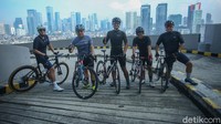Biasanya saat mencapai rooftop mereka akan berfoto-foto.