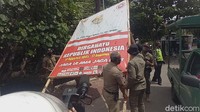 Ia menjelaskan baliho tersebut tidak berizin sehingga melanggar aturan pemerintah sesuai Perda No 4 Tahun 2019 tentang Reklame. Fajar menjelaskan jika ada yang menanyakan kenapa gambar calon wali kota tidak diturunkan, itu adalah wewenang Bawaslu.
