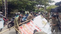 Fajar juga menekankan kegiatan kali ini juga didampingi TNI Polri dan tidak khusus hanya untuk baliho bergambar Rizieq Syihab saja melainkan semua yang melanggar termasuk spanduk iklan motor, rokok, dan sebagainya. Angling Adhitya Purbaya/Dok. Detikcom.