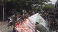 Ukuran ketiga spanduk yang diturunkan itu pun berkisar 3x4 meter. Salah satunya bertemakan kemerdekaan dengan tulisan, Dirgahayu Republik Indonesia, Menjaga Warisan Ulama.