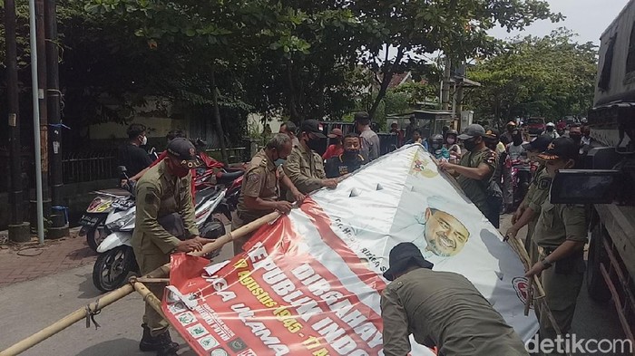 Baliho bergambar Habib Rizieq Syihab (HRS) di Kota Semarang, Jawa Tengah diturunkan petugas Satpol PP Kota Semarang.