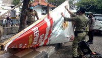 Kepala Satpol PP Kota Semarang, Fajar Purwoto menjelaskan baliho tersebut tidak berizin sehingga melanggar aturan pemerintah sesuai Perda No 4 Tahun 2019 tentang Reklame. Fajar menjelaskan jika ada yang menanyakan kenapa gambar calon wali kota tidak diturunkan, itu adalah wewenang Bawaslu. Angling Adhitya Purbaya/Dok. Detikcom.