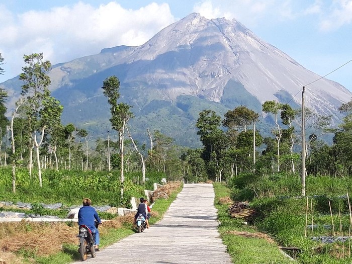 Gunung Merapi dari Desa Klakah, Kecamatan Selo, Boyolali, Sabtu (21/11/2020).