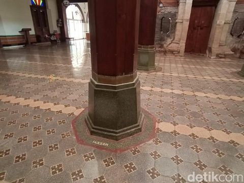 Inskripsi di lantai Masjid Al-Aqsha Menara Kudus, Sabtu (21/11/2020).