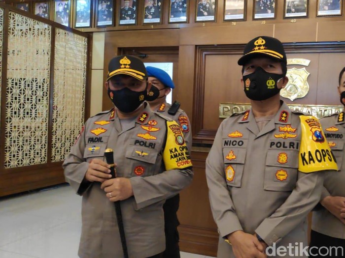 Irjen Pol Nico Afinta menerima tongkat kepemimpinan Polda Jatim. Tongkat itu diserahkan oleh Kapolda Metro Jaya yang merupakan mantan Kapolda Jatim, Irjen Pol Mohammad Fadil Imran.