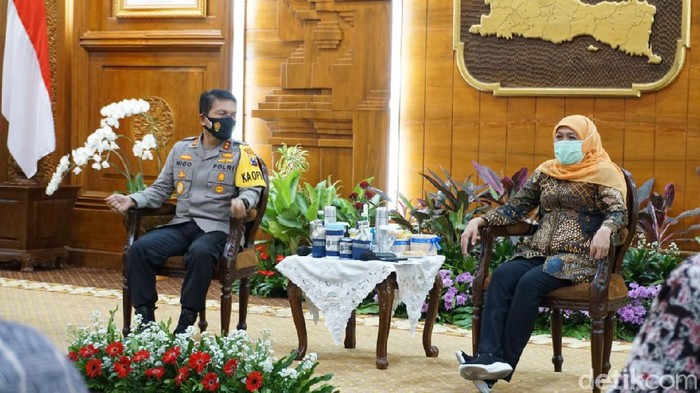 Gubernur Jatim Khofifah Indar Parawansa menerima kedatangan Kapolda Jatim, Irjen Pol Nico Afinta. Pertemuan mereka berlangsung di Gedung Negara Grahadi Surabaya.