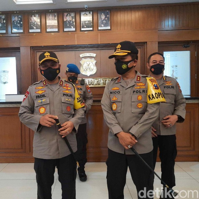 Irjen Pol Nico Afinta menerima tongkat kepemimpinan Polda Jatim. Tongkat itu diserahkan oleh Kapolda Metro Jaya yang merupakan mantan Kapolda Jatim, Irjen Pol Mohammad Fadil Imran.