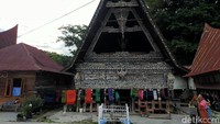  Kalau traveler melihat pembuatan ulos secara langsung bisa datang ke Desa Limban Suhi-Suhi Toruan. Wanita di desa ini wajib bisa menenun kain ulos. (Tasya/detikcom)