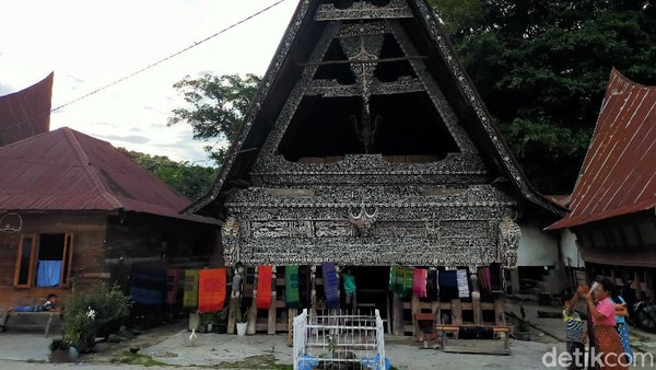 Â Kalau traveler melihat pembuatan ulos secara langsung bisa datang ke Desa Limban Suhi-Suhi Toruan. Wanita di desa ini wajib bisa menenun kain ulos. (Tasya/detikcom) Â Kalau traveler melihat pembuatan ulos secara langsung bisa datang ke Desa Limban Suhi-Suhi Toruan. Wanita di desa ini wajib bisa menenun kain ulos. (Tasya/detikcom)