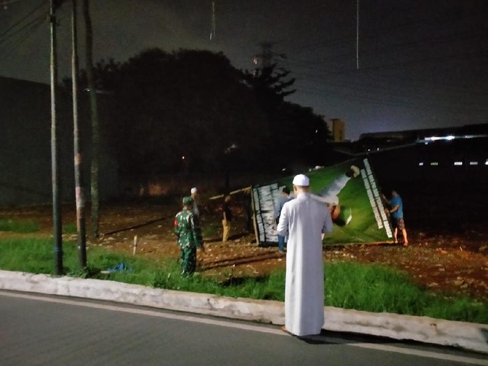 Kegiatan pencopotan baliho Habib Rizieq Syihab